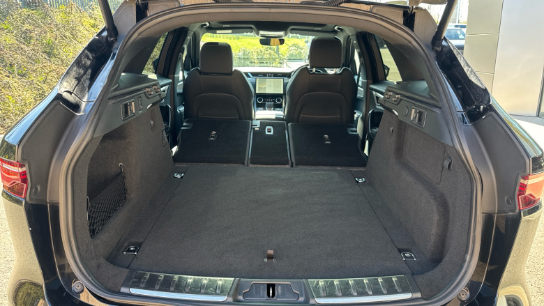 Jaguar F-Pace 2.0 D200 R-Dynamic SE Black 5dr Auto AWD Diesel Estate